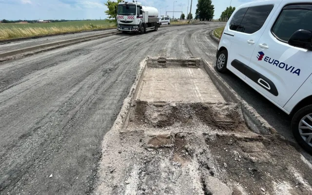 U hradeckého ČKD pokračuje oprava okružní křižovatky přesně podle plánu