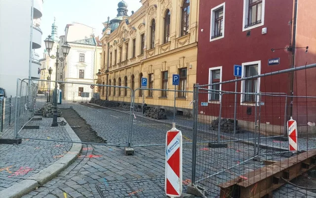 Těžká technika najela v další vlně do ulic hradeckého centra