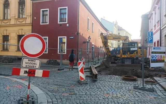 Těžká technika najela v další vlně do ulic hradeckého centra