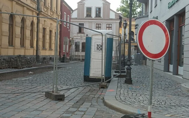 Těžká technika najela v další vlně do ulic hradeckého centra
