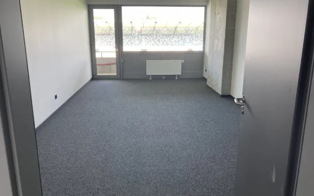OBRAZEM: Fotbalový stadion v Hradci Králové je téměř dokončen. Podívejte se, jak vypadá uvnitř