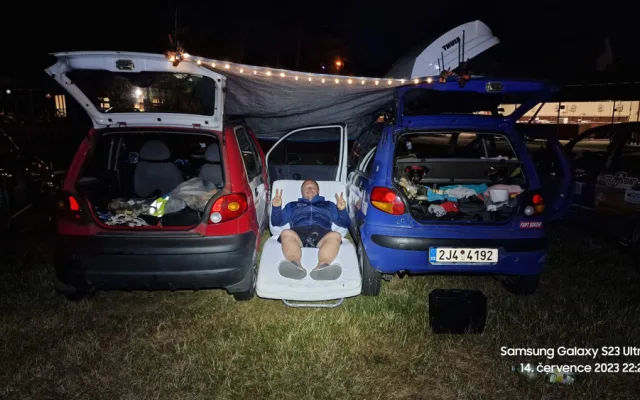 Výprava Matizem kolem republiky dojela do cíle. Po cestě museli za tisícovku koupit nové auto