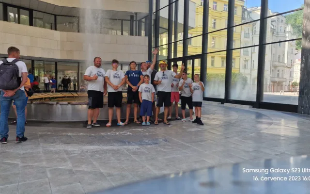 Výprava Matizem kolem republiky dojela do cíle. Po cestě museli za tisícovku koupit nové auto