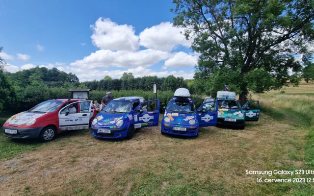 Výprava Matizem kolem republiky dojela do cíle. Po cestě museli za tisícovku koupit nové auto