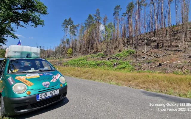 Výprava Matizem kolem republiky dojela do cíle. Po cestě museli za tisícovku koupit nové auto