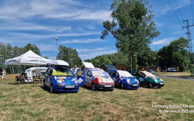 Výprava Matizem kolem republiky dojela do cíle. Po cestě museli za tisícovku koupit nové auto