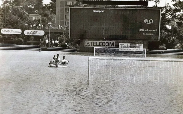 V roce 1993 se starý stadion v Hradci Králové proměnil ve vodní nádrž. Lidé se tam chodili koupat