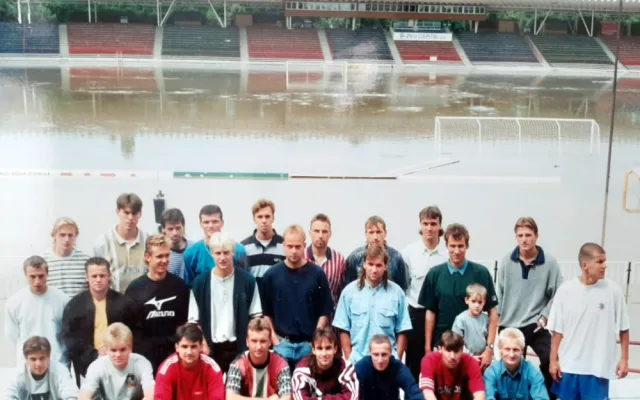 V roce 1993 se starý stadion v Hradci Králové proměnil ve vodní nádrž. Lidé se tam chodili koupat