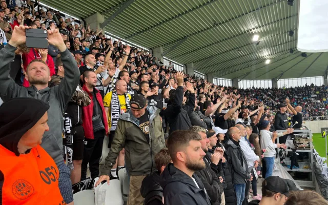 První zápas v nové aréně potrápil výpadek elektřiny i počasí. Hradec Králové nakonec vyhrál