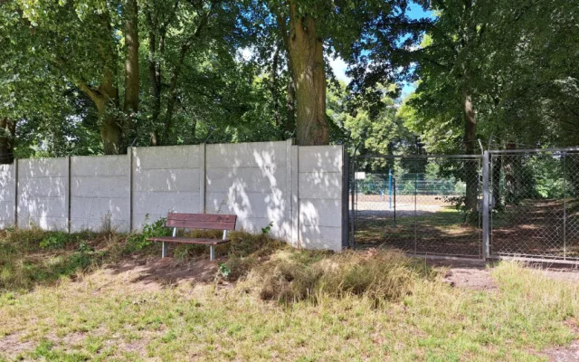 Na takzvané dálnici u Tyršova koupaliště ve Dvoře Králové jsou nové lavičky