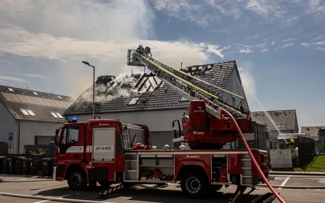 Plameny se zakously do řadovky v Rodově, škoda je přibližně deset milionů