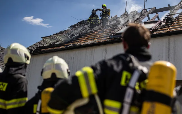 Plameny se zakously do řadovky v Rodově, škoda je přibližně deset milionů