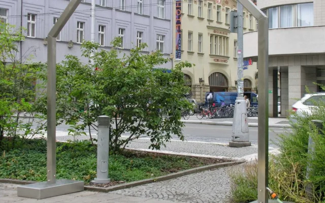 V Hradci Králové začalo fungovat pět nových mlhových bran