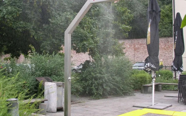 V Hradci Králové začalo fungovat pět nových mlhových bran