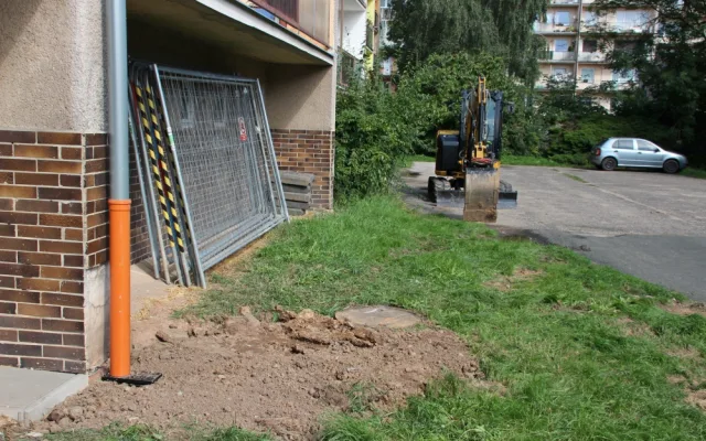 Ve Dvoře Králové se začala opravovat kanalizace. Některé práce omezí dopravu a parkování