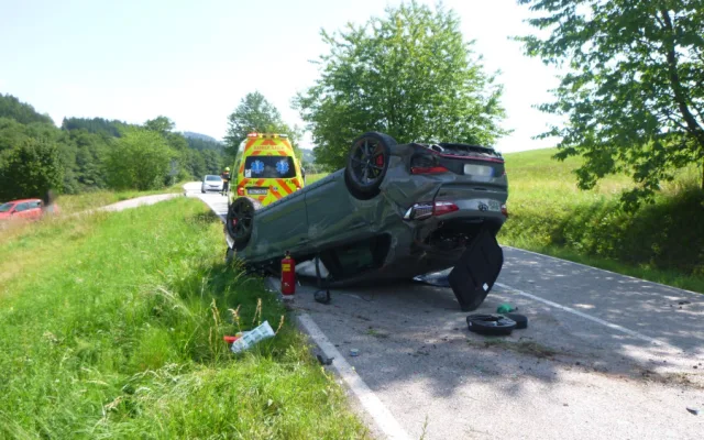 Hyundai skončil na Novopacku na střeše, po nehodě byla práce pro lékaře i hasiče