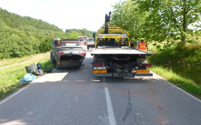 Hyundai skončil na Novopacku na střeše, po nehodě byla práce pro lékaře i hasiče