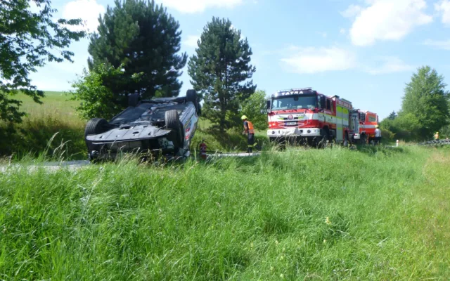Hyundai skončil na Novopacku na střeše, po nehodě byla práce pro lékaře i hasiče
