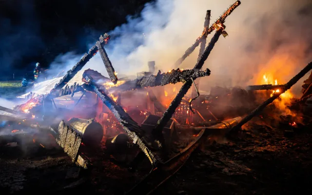 Dřevěná chatka u Dobrušky lehla popelem, skrývaly se v ní tlakové lahve