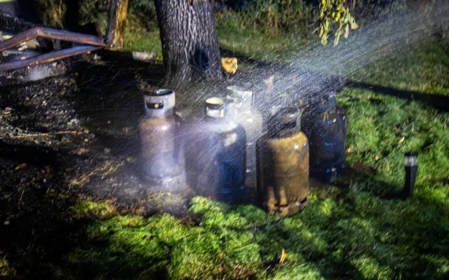 Dřevěná chatka u Dobrušky lehla popelem, skrývaly se v ní tlakové lahve