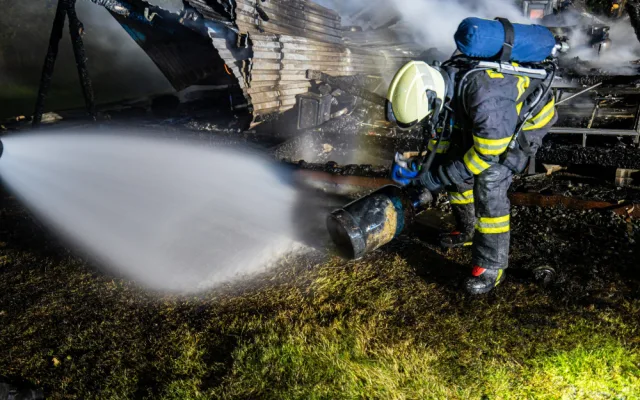 Dřevěná chatka u Dobrušky lehla popelem, skrývaly se v ní tlakové lahve