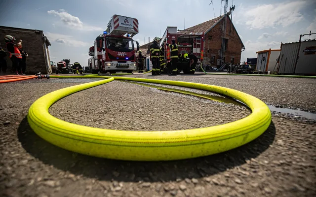 Hasiči uchránili v hradeckých Svinarech majetek za pět milionů
