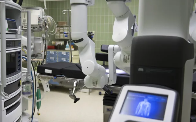 Fakultní nemocnice Hradec Králové pořídila za 70 milionů druhého operačního robota