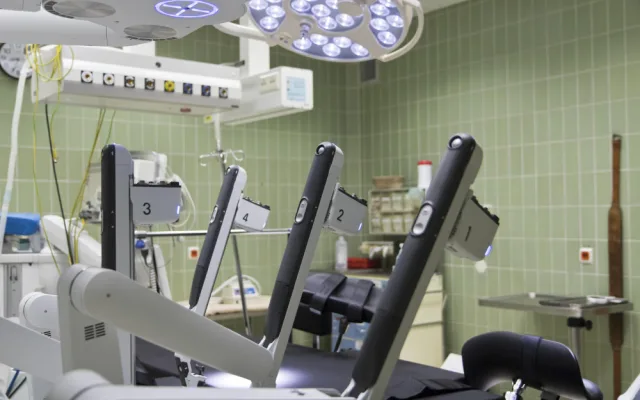 Fakultní nemocnice Hradec Králové pořídila za 70 milionů druhého operačního robota
