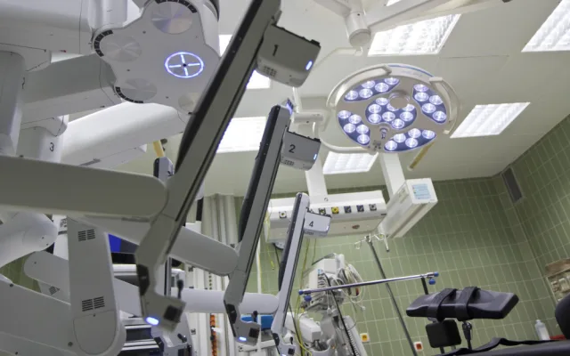 Fakultní nemocnice Hradec Králové pořídila za 70 milionů druhého operačního robota