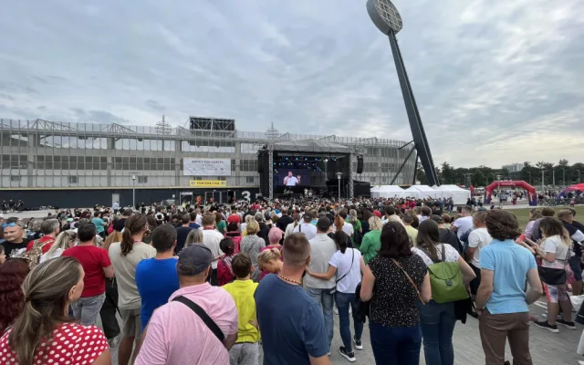 V Hradci Králové se otevřel nový fotbalový stadion. Fotbalovou část si dnes prohlédla veřejnost