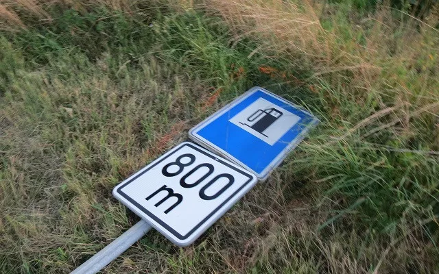 Nepřipoutaný řidič při nehodě vyletěl z vozu ven. Letěl pro něj záchranářský vrtulník