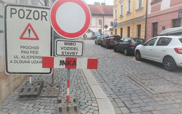 Řidiči v historickém centru Hradce Králové zmatkují a jezdí do protisměru