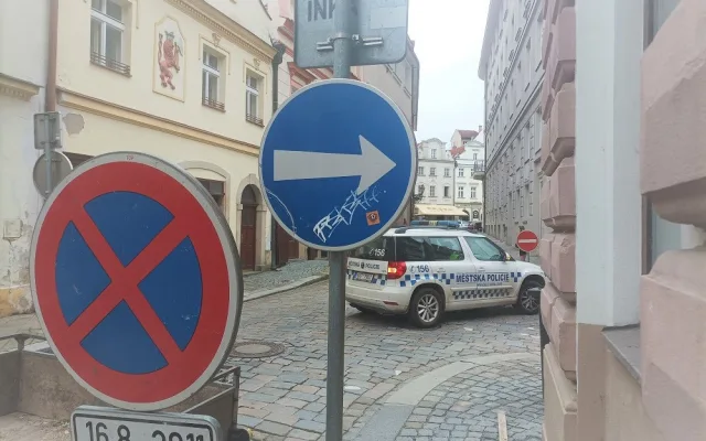 Řidiči v historickém centru Hradce Králové zmatkují a jezdí do protisměru