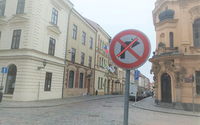 Řidiči v historickém centru Hradce Králové zmatkují a jezdí do protisměru