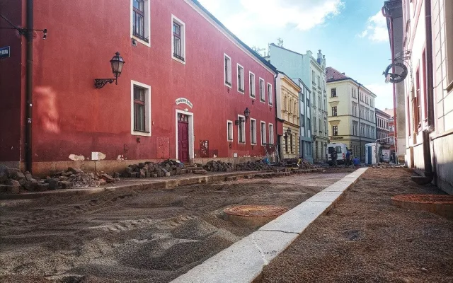 Hradeckým Kopečkem neprojedou auta ještě dva měsíce