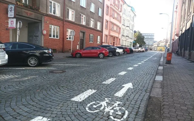 Parkovací místa v centru Hradce Králové ustoupila pruhu pro cyklisty