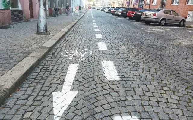 Parkovací místa v centru Hradce Králové ustoupila pruhu pro cyklisty