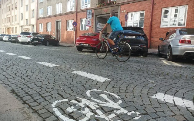 Parkovací místa v centru Hradce Králové ustoupila pruhu pro cyklisty