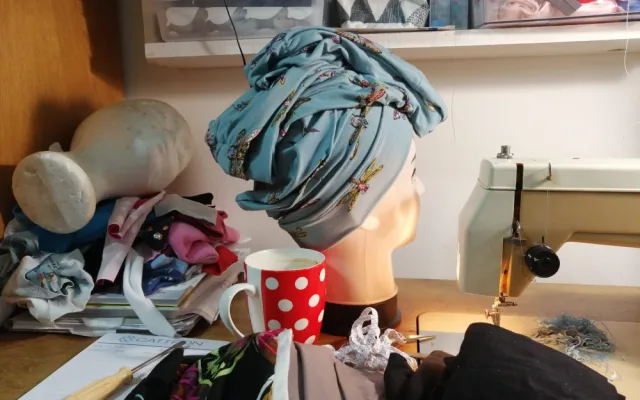 Alopecie ji připravila i vlasy, hendikepu čelí s šitím v ruce