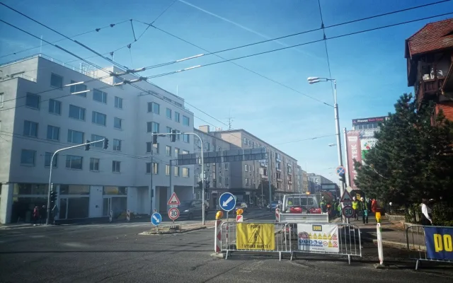 Těžká technika najela k hradecké Aničce, silničáři tam pokládají asfalt