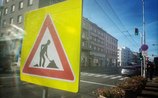 Těžká technika najela k hradecké Aničce, silničáři tam pokládají asfalt