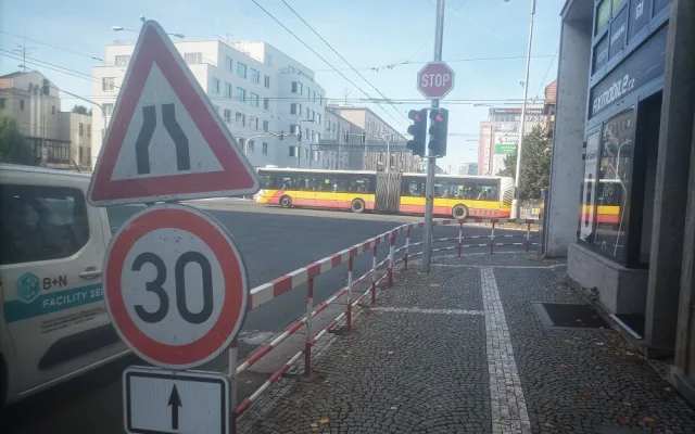 Těžká technika najela k hradecké Aničce, silničáři tam pokládají asfalt