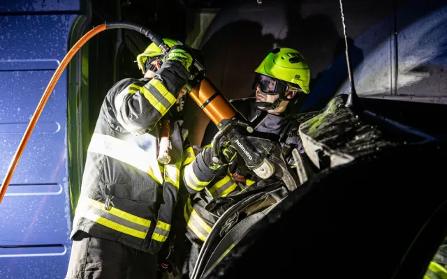 Silnice 14 u Dobrušky je po nehodě cisterny stále zavřená