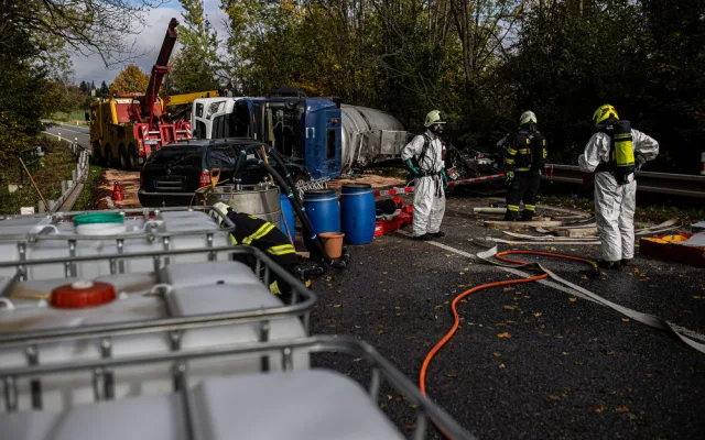 Silnice 14 u Dobrušky je po nehodě cisterny stále zavřená
