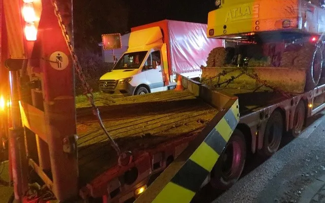 Řidič kamionu v Nové Pace se nevešel pod most. Poškodil oba nosníky