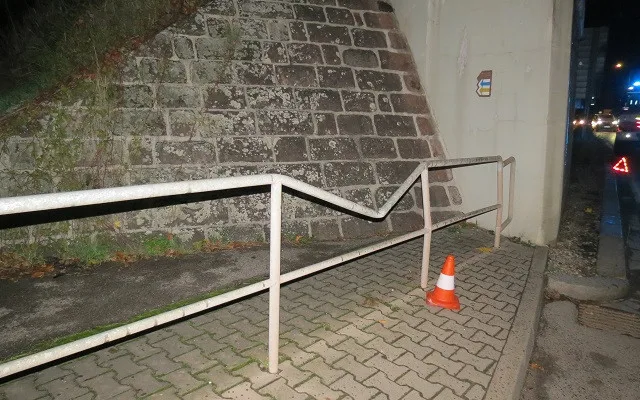Řidič kamionu v Nové Pace se nevešel pod most. Poškodil oba nosníky