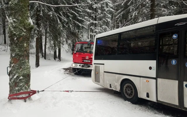 Horské silnice pokrývá zledovatělý sníh, v tomto týdnu připadne další