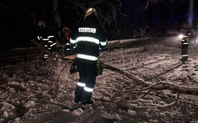 V hradeckém kraji sněžilo. Na silnicích je rozbředlý sníh, padaly stromy