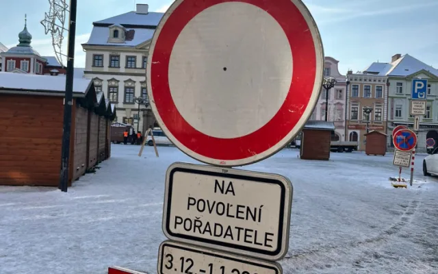 Na Velkém náměstí už se připravují vánoční trhy. Začnou v pátek