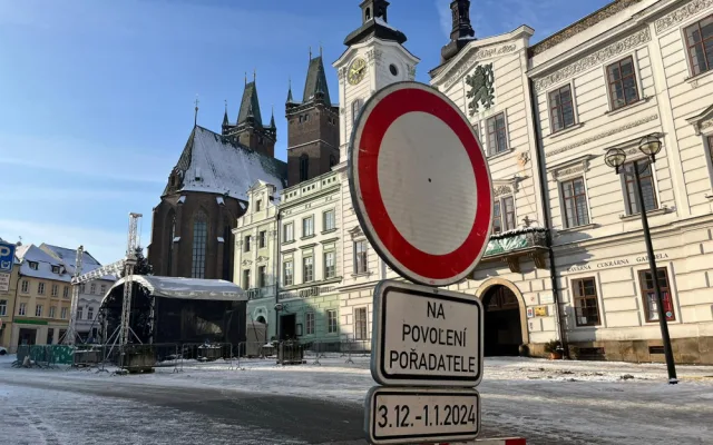 Na Velkém náměstí už se připravují vánoční trhy. Začnou v pátek
